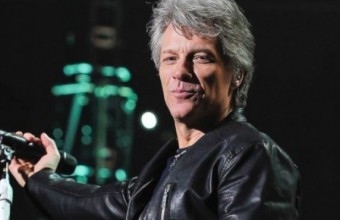 Ο Bon Jovi πλένει τα πιάτα στην κουζίνα του φιλανθρωπικού εστιατορίου του εν μέσω κορωνοϊού