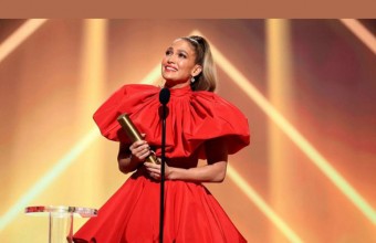 Η Jennifer Lopez δάκρυσε παραλαμβάνοντας το «Icon Award» των People’s Choice Awards 2020 !