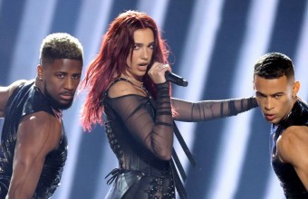 H Dua Lipa και η εκρηκτική της εμφάνιση στην έναρξη των Grammys