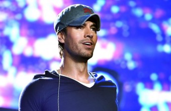 Enrique Iglesias: Το καυτό φιλί με θαυμάστρια που προκάλεσε αντιδράσεις