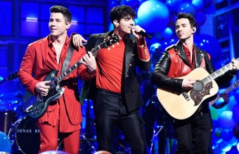 Ο Nick Jonas λέει ότι οι Jonas Brothers «περιμένουν την κατάλληλη στιγμή» για να κυκλοφορήσουν νέα μουσική!
