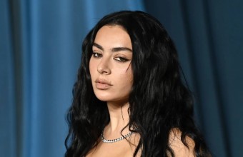 Η Charli xcx εξηγεί την αλήθεια πίσω από το «Rock Music» και αποκαλύπτει τον «εφιάλτη» του εξωφύλλου του νέου άλμπουμ