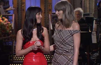Taylor Swift: Η αναπάντεχη εμφάνιση στο «Saturday Night Live» ως «ψυχοθεραπεύτρια» της Dakota Johnson