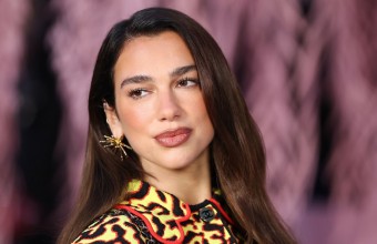 Η Dua Lipa εγκαινιάζει βιβλιοθήκη με απαγορευμένα βιβλία στην Πορτογαλία
