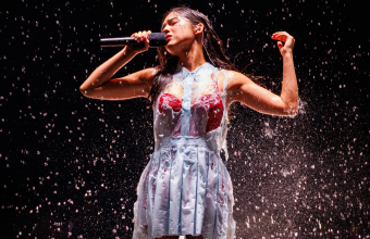 Olivia Rodrigo: Η βροχή διέλυσε το φόρεμά της και αποκάλυψε την πιο ευάλωτη στιγμή του «Unraveled Tour»