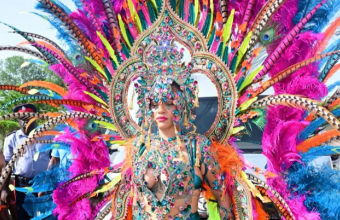 ​  Rihanna εντυπωσίασε στο Crop Over 2026 με μία εκρηκτική εμφάνιση γεμάτη χρώμα, φτερά και πολύτιμες πέτρες