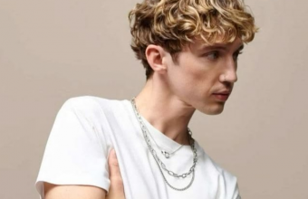Troye Sivan: Η Charli xcx, η Ariana Grande και η Lily-Rose Depp πίσω από το «She’s The Best»