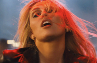 Miley Cyrus: Το «Bass Persuades» σηματοδοτεί μια νέα, πιο ηλεκτρονική εποχή στην καριέρα της