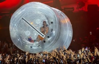 Katy Perry: «Εγκλωβισμένη» μέσα σε τεράστιο μπουκάλι όταν το κοινό την έστειλε… προς τη λάθος κατεύθυνση