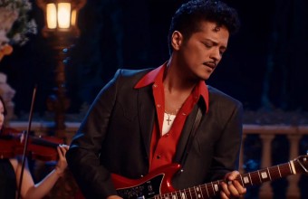 Bruno Mars και Karol G πρωταγωνιστούν σε μια ρομαντική καντάδα στο «Dance With Me»