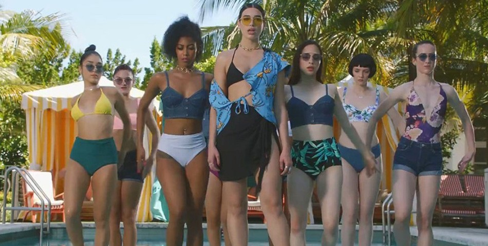 Η Dua Lipa και οι φίλες της εναντίον των «κακών» αγοριών στο video του «New Rules»