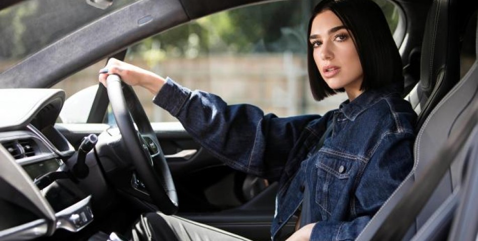 H Dua Lipa μας παρουσιάζει ένα από τα νέα της τραγούδια 