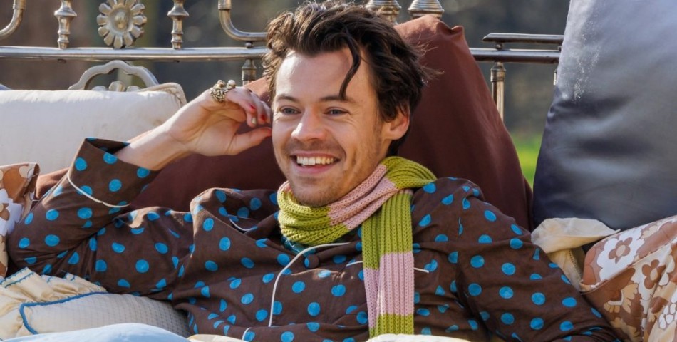 Ο Harry Styles γύρισε ένα νέο video σε ένα γιγαντιαίο κρεβάτι έξω από τα ανάκτορα του Μπάκιγχαμ!