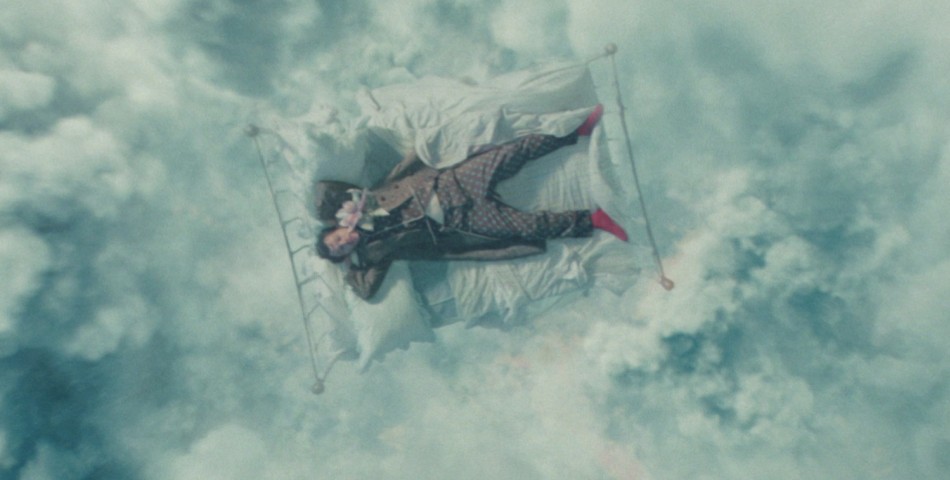 Ο Harry Styles κυκλοφορεί το music video του «Late Night Talking»