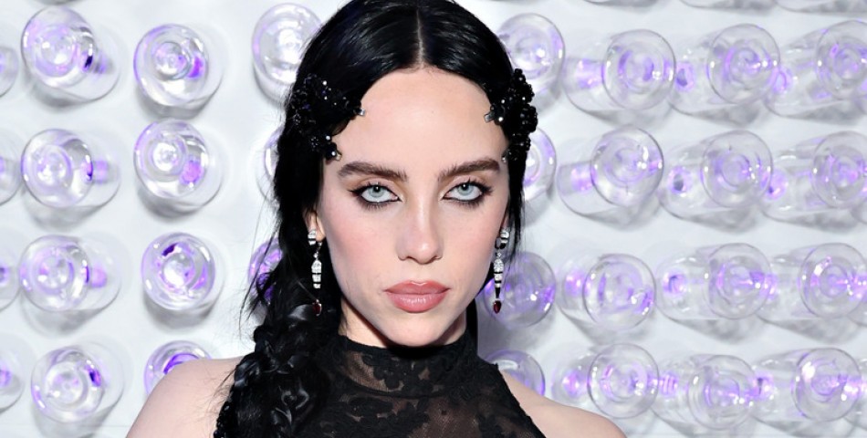 Billie Eilish: Οι γυναίκες με τρομάζουν με την ομορφιά και την παρουσία τους, αλλά με ελκύουν σωματικά