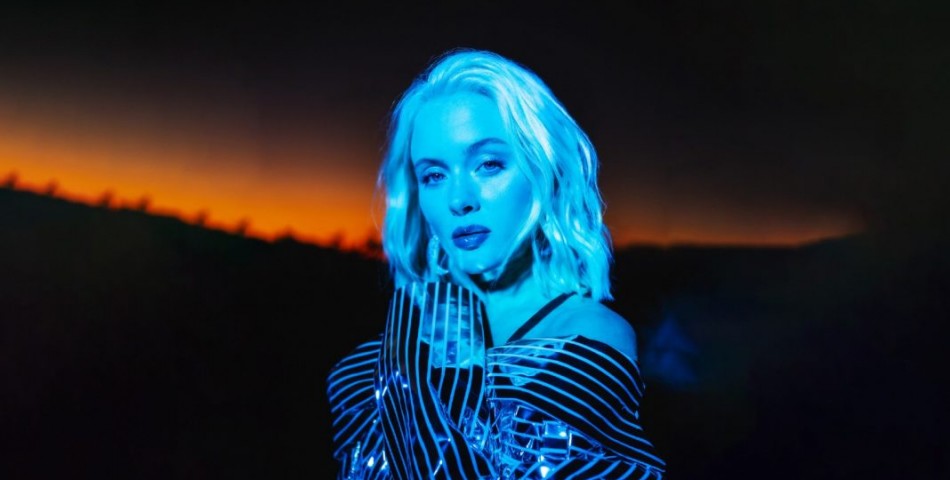  Η Zara Larsson κυκλοφορεί το άλμπουμ «Poster Girl (Summer Edition)» με έξι νέα τραγούδια!