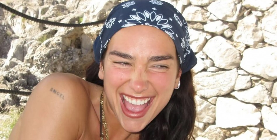 Dua Lipa: Νέες φωτογραφίες από τον μήνα του μέλιτος με τον Callum Turner – Η γυμνή πόζα στο μπάνιο που ξεχώρισε
