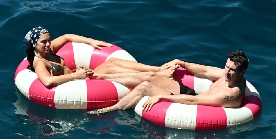 Dua Lipa και Callum Turner: Ρομαντικές στιγμές στην Ακτή Αμάλφι μετά τον γάμο τους
