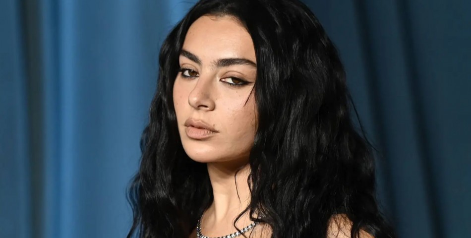 Charli XCX: Το νέο άλμπουμ «Music, Fashion, Film» θα περιλαμβάνει μία και μόνο συνεργασία – «Δεν πρόκειται να τη μαντέψετε»
