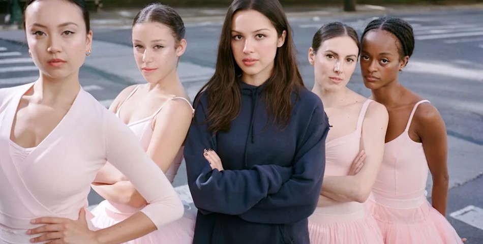 Η Olivia Rodrigo στην κορυφή των παγκόσμιων charts με το «Stupid Song»
