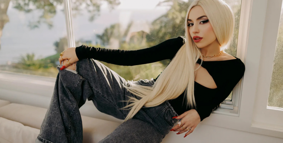 Ava Max: Αποκάλυψε το νέο της χριστουγεννιάτικο άλμπουμ και περιέγραψε το ατύχημα που την έκανε να φοβηθεί για τη φωνή της