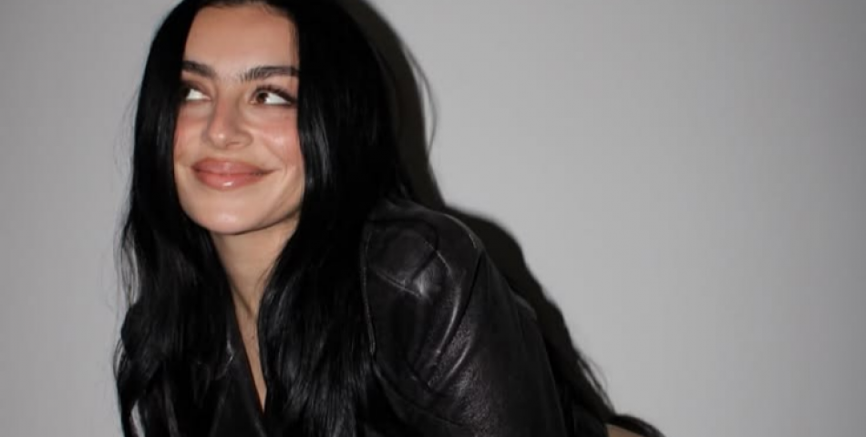 Charli xcx: Έγραψε ιστορία στα βρετανικά charts με δύο No. 1 άλμπουμ μέσα στο 2026