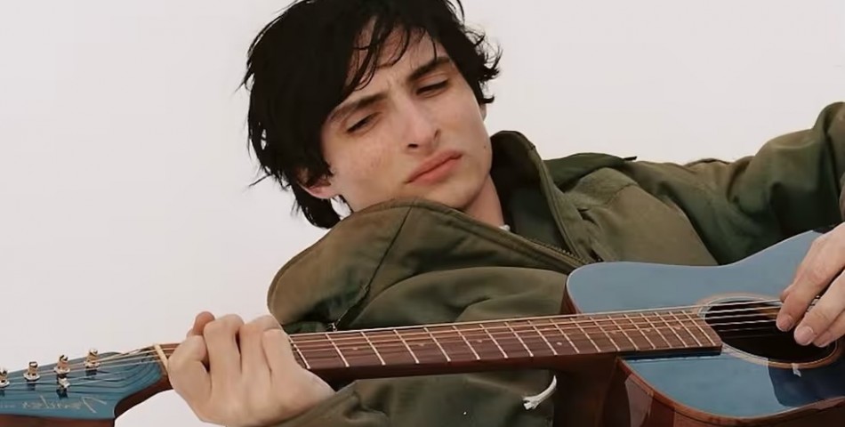 Ο Finn Wolfhard αποχαιρετά το «Stranger Things» και βάζει τη μουσική στο επίκεντρο με το «Fire From The Hip»