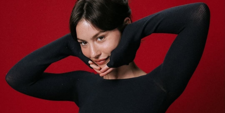 Το «Daughter From Hell» βρίσκει τη Gracie Abrams πιο ειλικρινή από ποτέ
