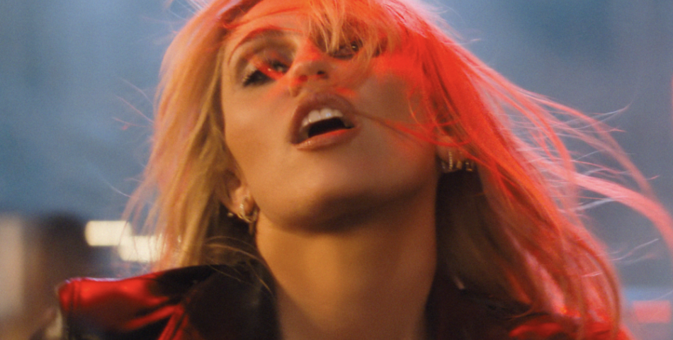 Miley Cyrus: Το «Bass Persuades» σηματοδοτεί μια νέα, πιο ηλεκτρονική εποχή στην καριέρα της