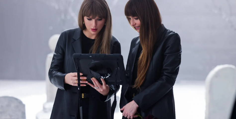 Taylor Swift: Τα γέλια με την Dakota Johnson και οι τρυφερές στιγμές με τον Travis Kelce στα γυρίσματα του «Patient Zero»