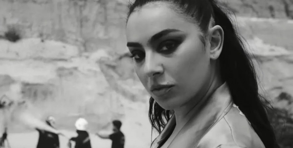 Η Charli xcx κυκλοφόρησε τα πολυπόθητα B-sides του «Music, Fashion, Film» μετά τις πιέσεις των θαυμαστών