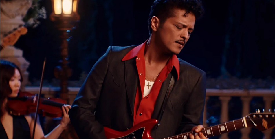 Bruno Mars και Karol G πρωταγωνιστούν σε μια ρομαντική καντάδα στο «Dance With Me»
